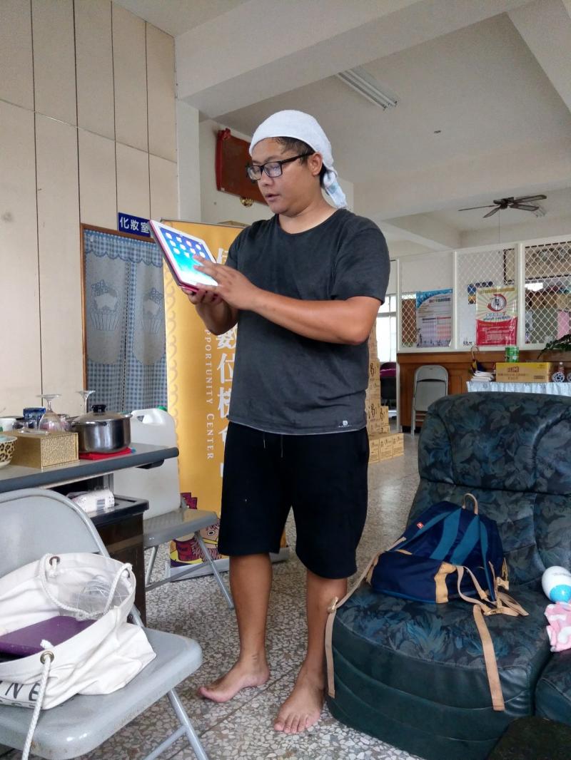 平板影音剪輯班課程，講師正在為學員說明如何操作平板