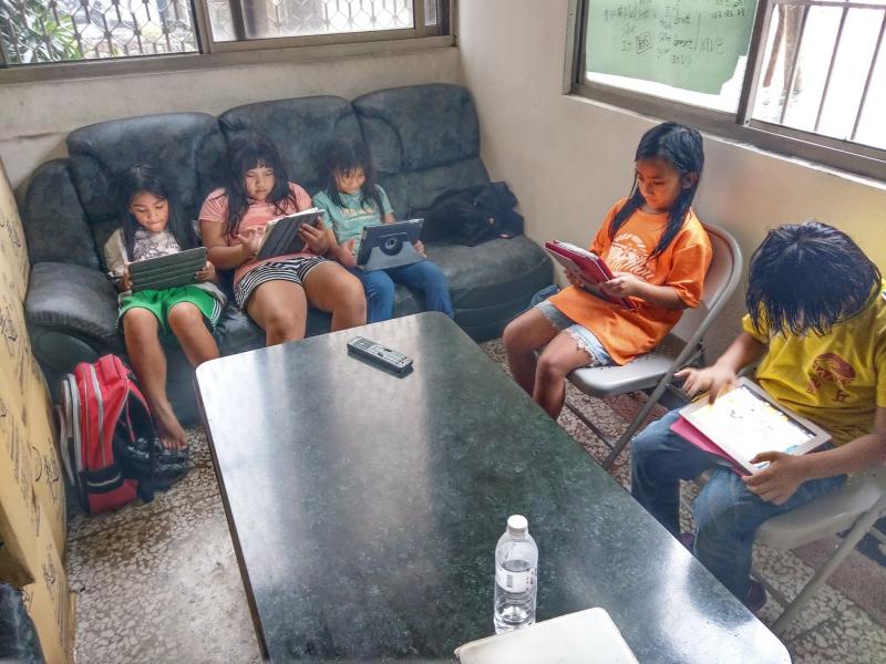 平板影音剪輯班課程，小小學員們拿到平板興奮不已，開心的玩著平板