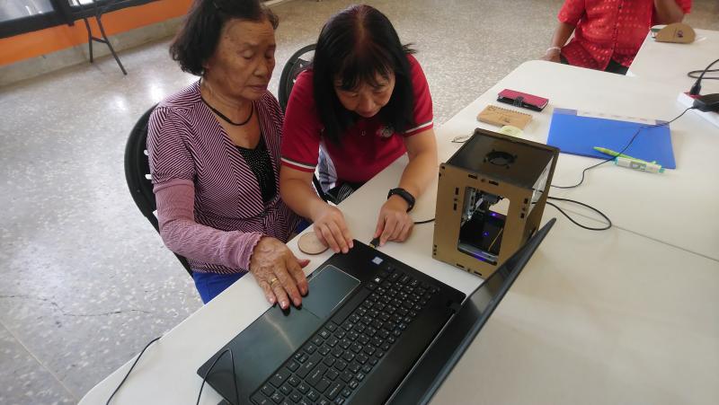 學員協助長輩操作