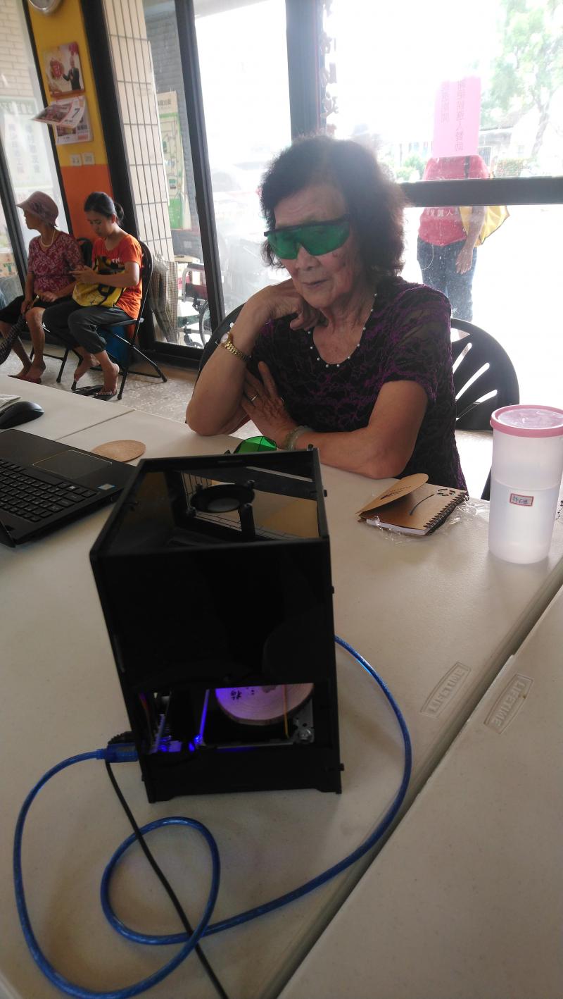 長輩帶上黑眼鏡體驗雷雕過程