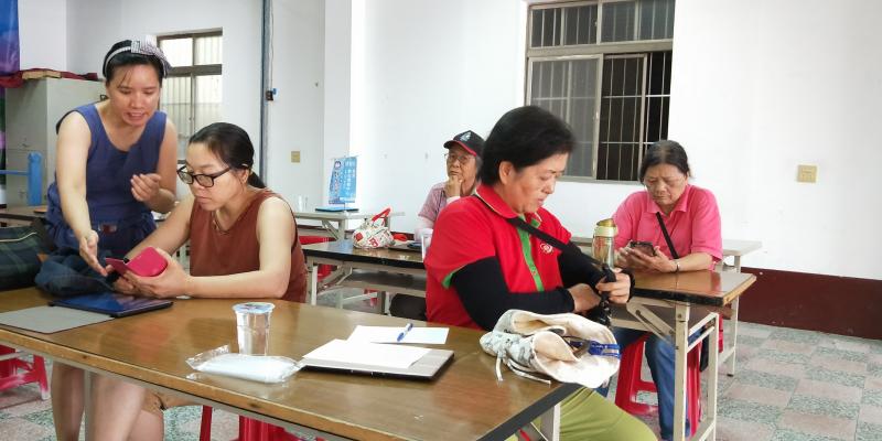 課程上講師和有疑問的學員互動