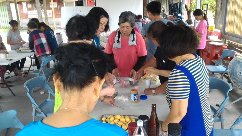 學員正忙於製作綠豆糕