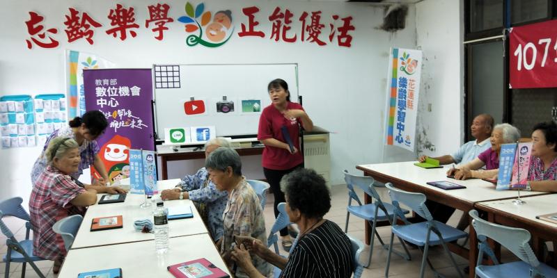 學員認真聽老師講解