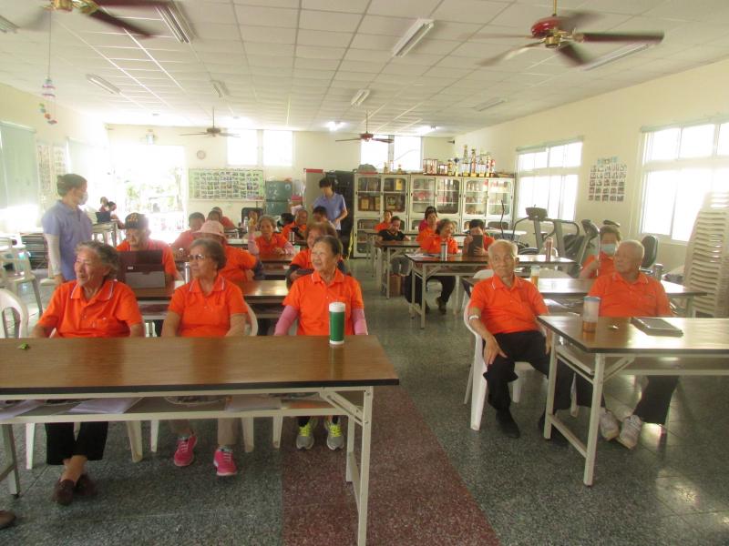 老師教學員先認識平板電腦並教他們進行平板 wifi上網設定。