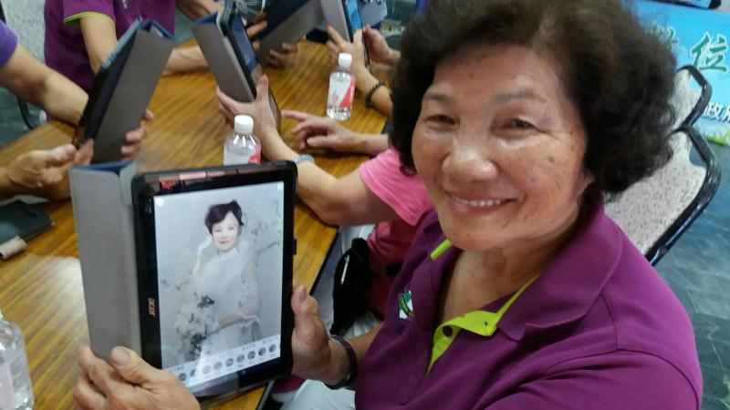 學員使用天天P圖自拍後進行相片編輯