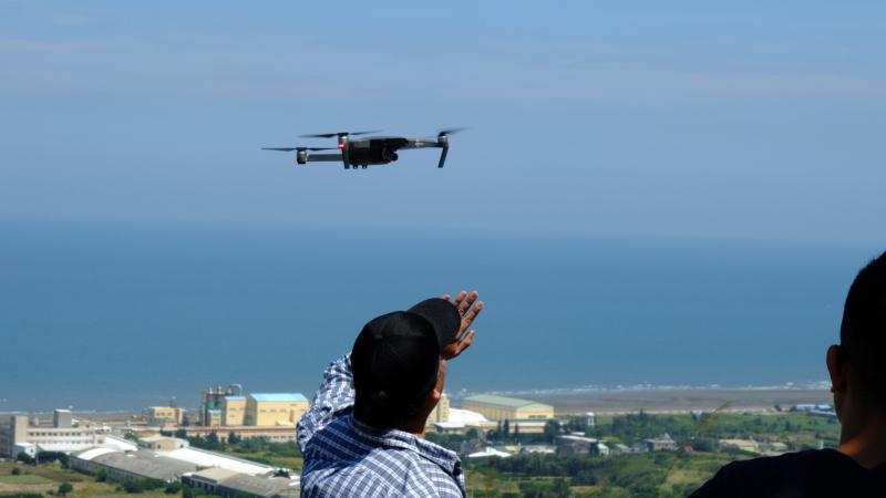 講師示範空拍機的避障功能，看空拍機翱翔在通霄湛藍海岸的大景之上