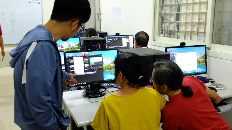 講師指導學員剪輯軟體的操作