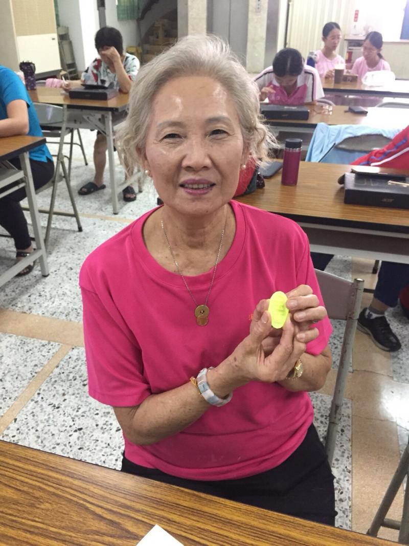 學員與作品的合影。