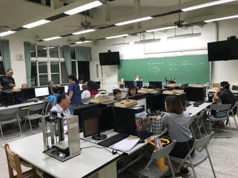 同學正在認真聽著老師上課中