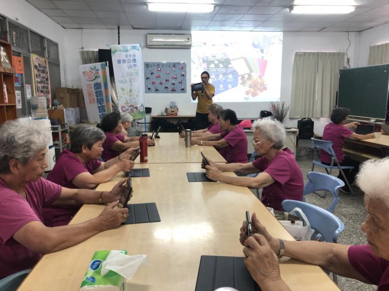 平板開課囉 學員人手一台平板練習操作