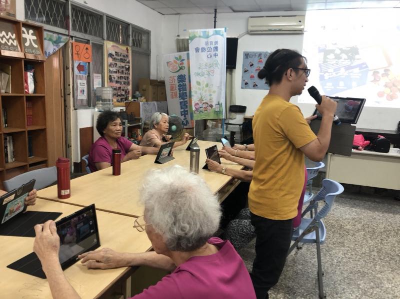 老師教大家用平板搜尋唱歌app