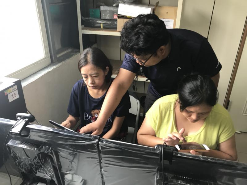 老師開始一一個別指導著學員們，從挑選素材到腳本編排，該如何進行