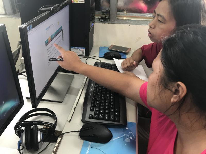 學員在電腦前享受剪輯的樂趣