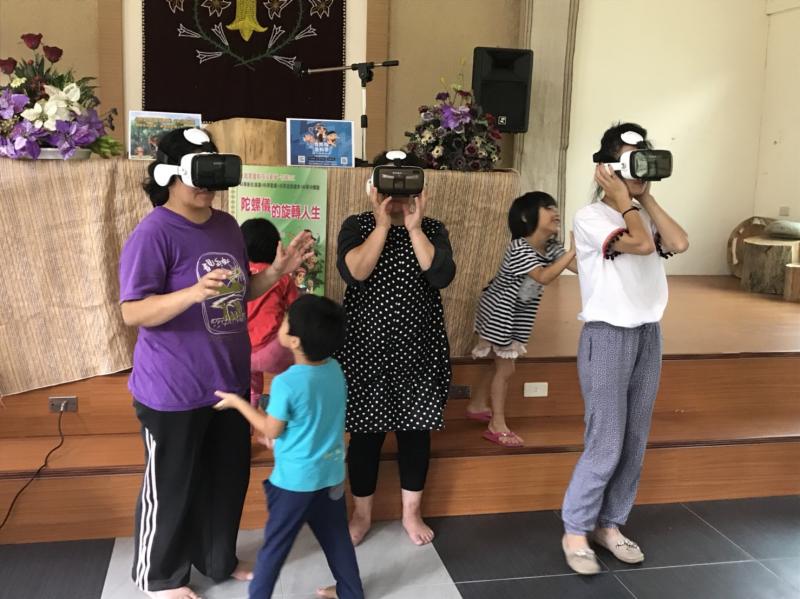 馬里光部落民眾的VR初體驗。