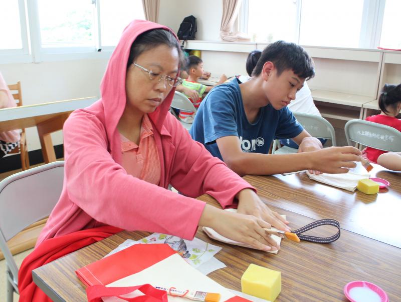 先將袋子鋪平並刷上膠