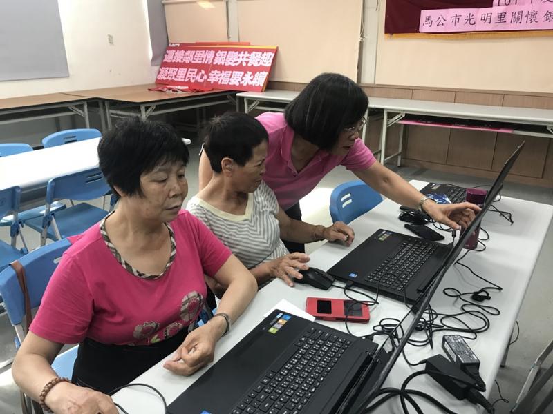 學員認真操作