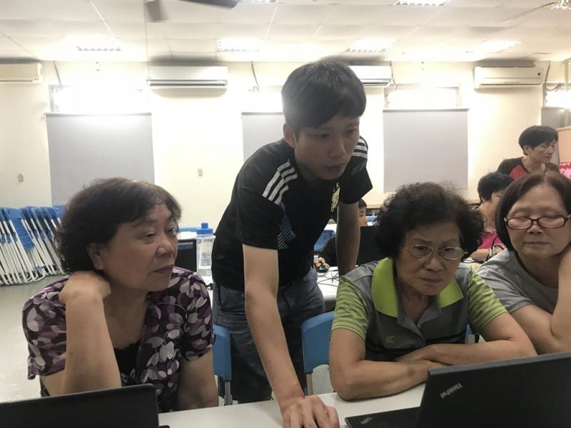 老師指導學員操作