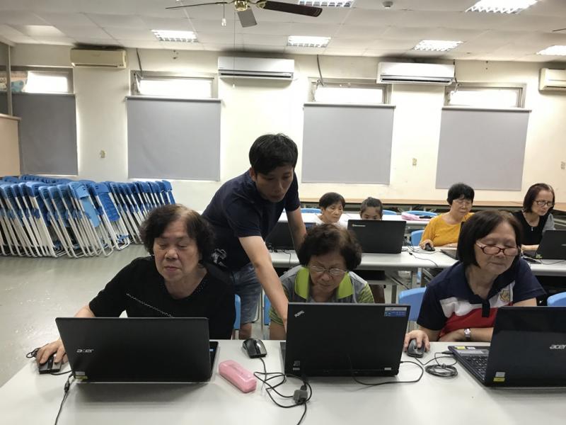 老師指導學員操作