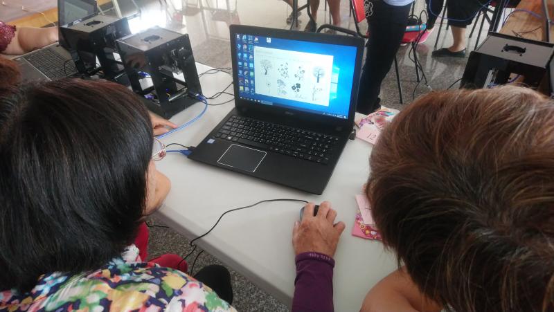 學員互相學習操作