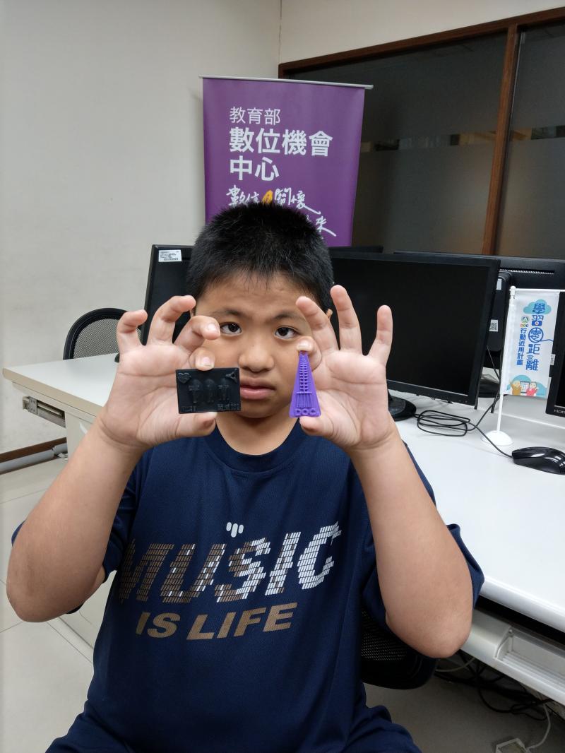 學員將自己的成品拿在手上拍照