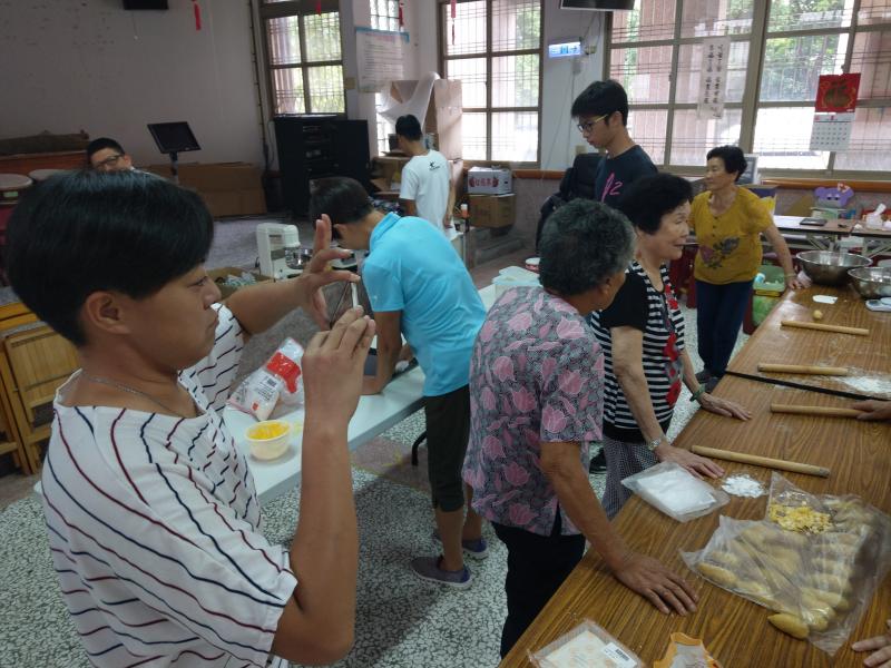 學員們正在賣力的製作料理中