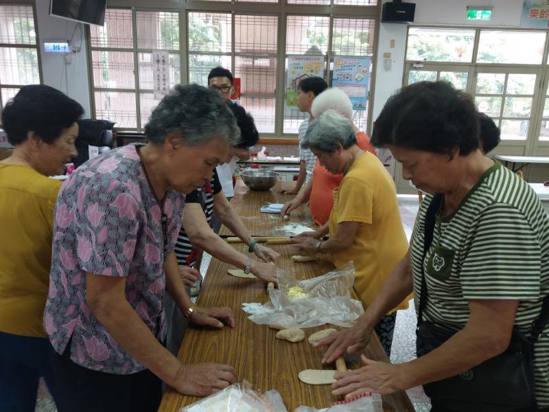 阿嬤們拿著桿麵棍趕著麵糰