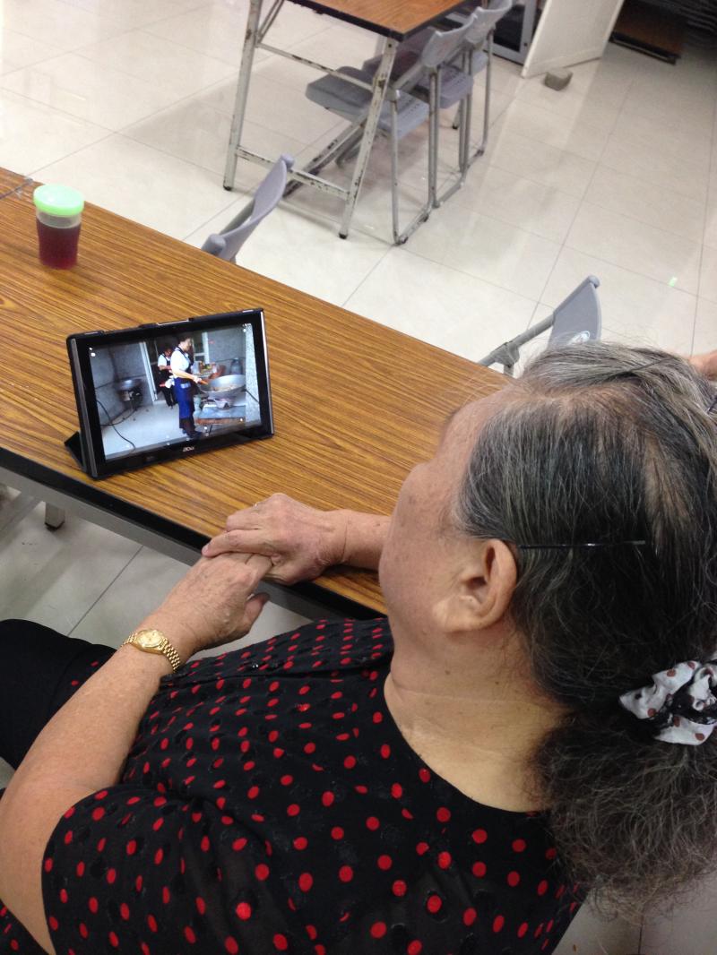 年長的學員通過學習可以自己上網搜尋自己喜愛的影片。