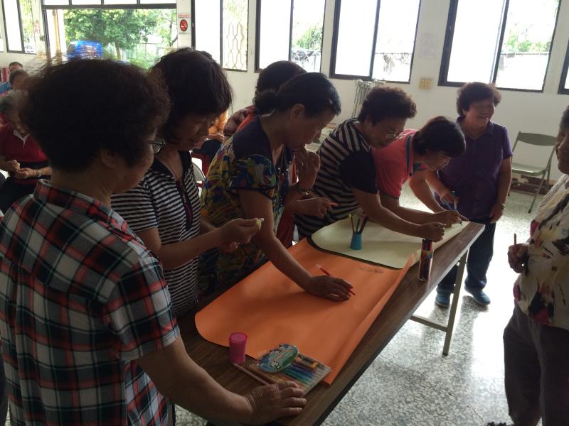 地方特色產業行銷設計課程，學員們互相分享與討論行銷方法