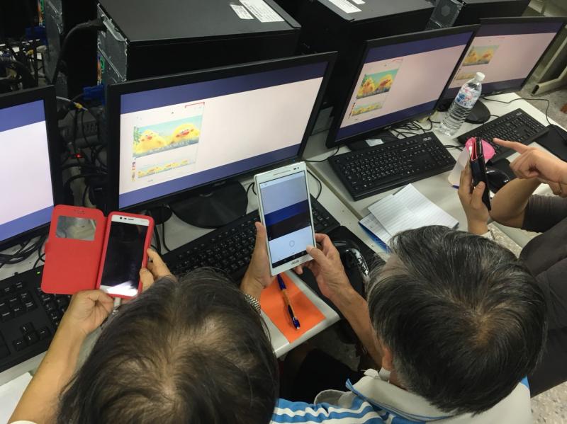 操作手機的畫面