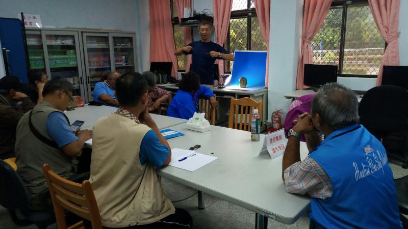 其中輔導團隊準備環物攝影的旋轉臺，讓課程能像專業的展示會一樣拍照