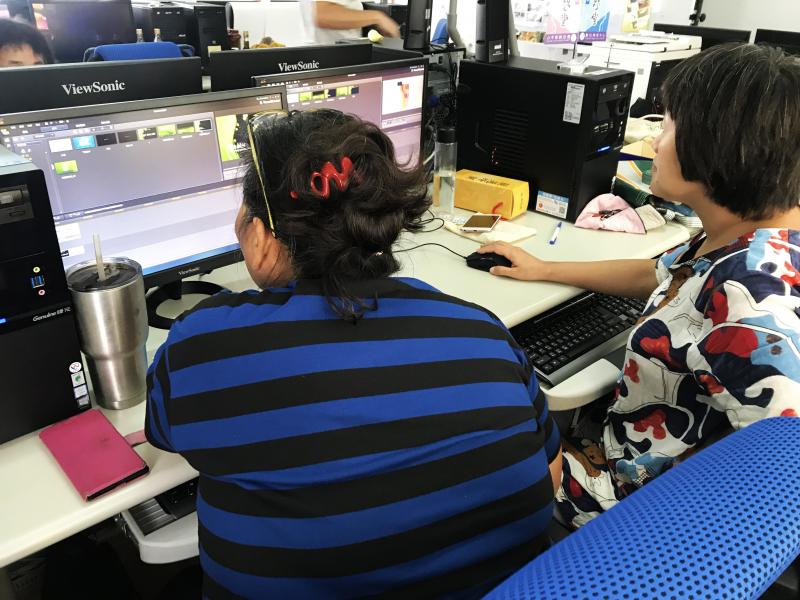 學員使用電腦將影片做後製