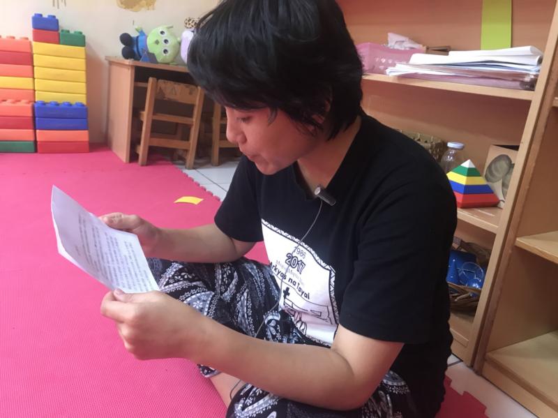 學員認真撰寫的地方介紹文稿完成後，正在進行聲音錄製。