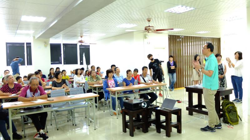 焦傳金教授向DOC學員演講烏賊的偽裝及算術能力