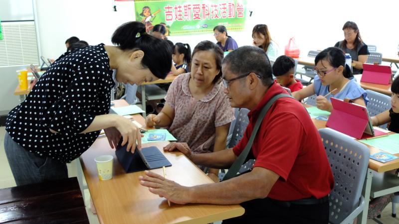 學員們使用科學繪本的小遊戲，練習記憶配對