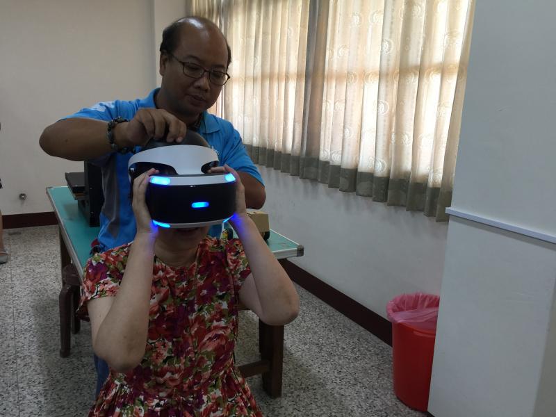 學員們AR/VR應用、體驗多媒體互動體驗虛擬實境魅力
