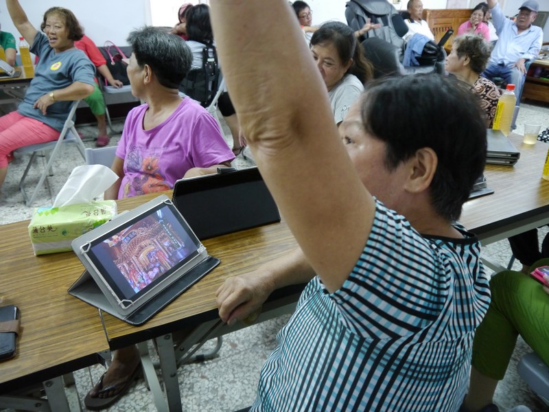 統埔社區長輩們學習平板電腦基本操作。
