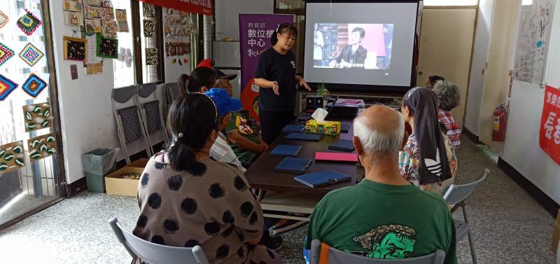 最後下課前，老師用youtube分享一些長輩學平板的影片，鼓勵學員持續學習