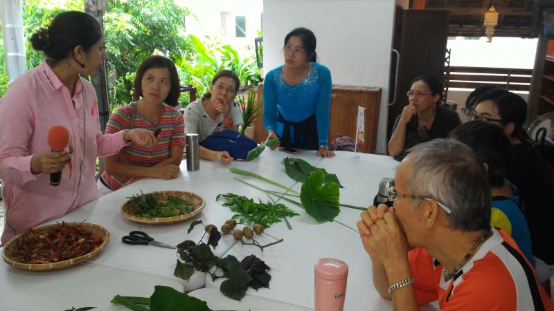 第一堂課與新住民關懷據點合作，介紹異國香草植物，分享料理心得並使用平板拍照。