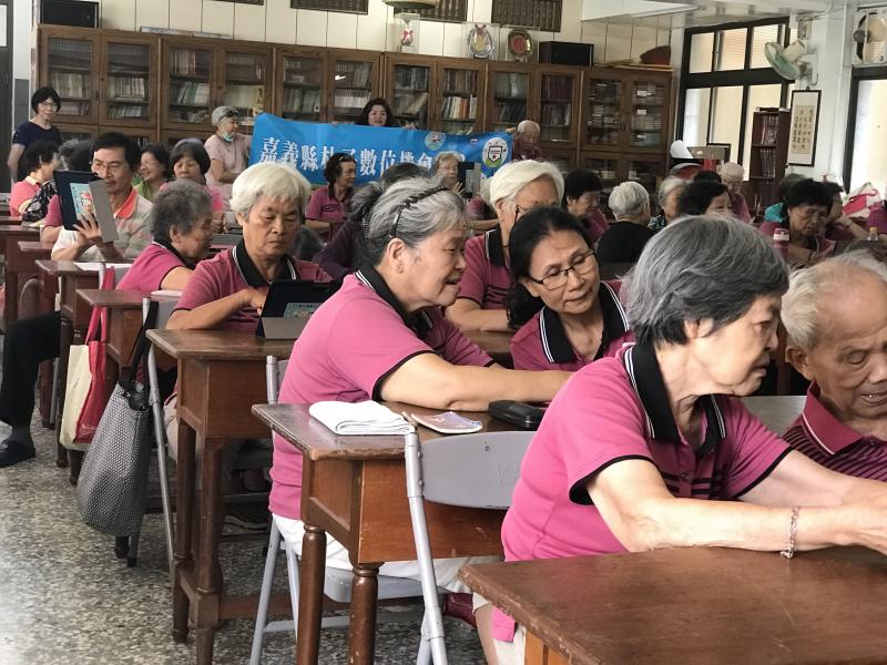 全民來耍 line與臉書社群