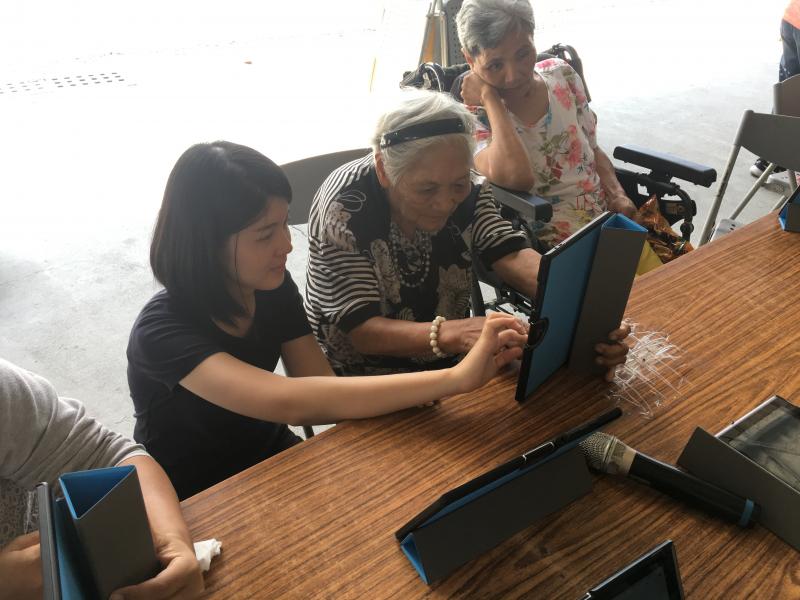 學員練習運用前視鏡頭自拍。