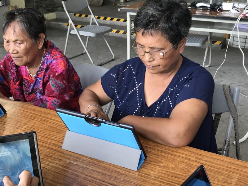 講師說明操作順序，學員跟著練習操作。