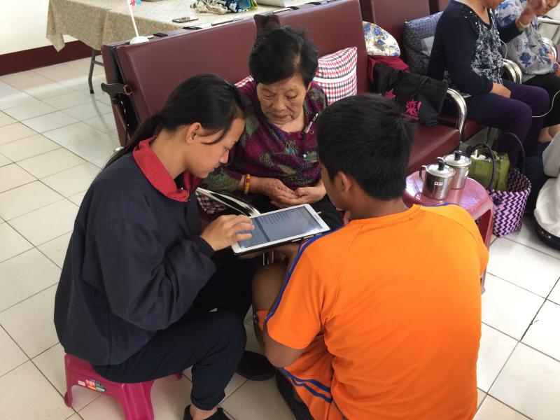 協助學員操作運動型APP