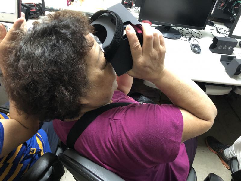 阿嬤將VR眼罩帶上體驗設備-2