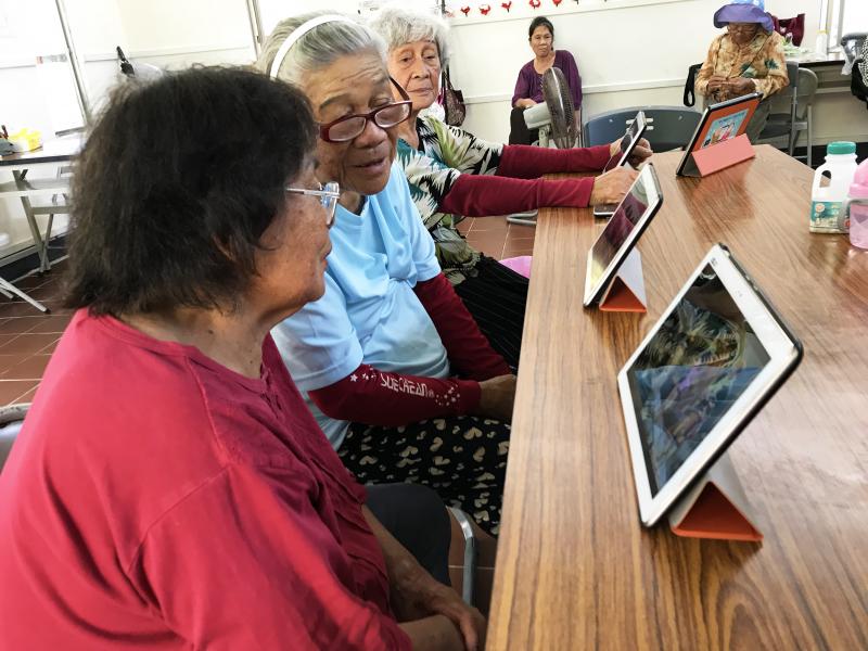 學員認真看著自己搜尋的影片