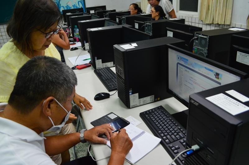 認真做筆記的學員