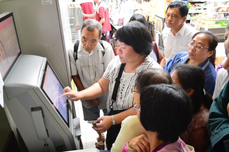 教學員如何使用超商的ibon相關便利功能