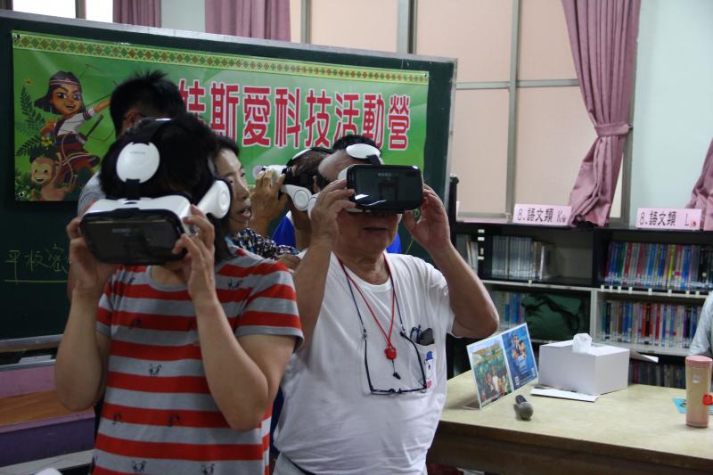 參與民眾玩VR虛擬實境，體驗不同的視覺感受