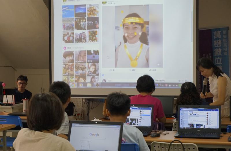 老師帶領學員們操作臉書直播功能，讓學員們更快學會直播的樂趣。