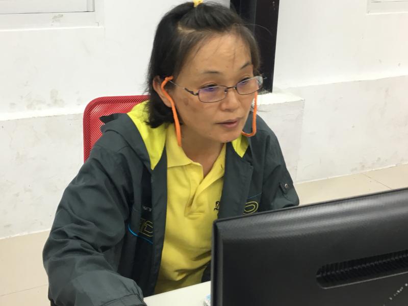 學員使用電腦，練習撰寫行銷文
