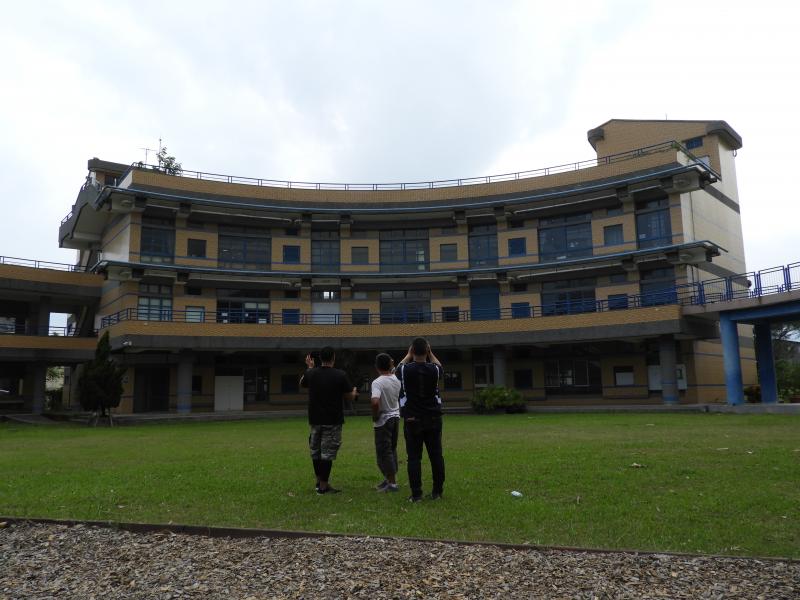 講師帶學員在戶外拍攝